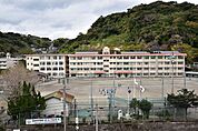 【鹿児島市立清水中学校】は、稲荷町に位置する1947年創立の中学校です。令和3年度の生徒数は358人で、12クラスあります。校訓は「理想・根気・敬愛」です。 630m