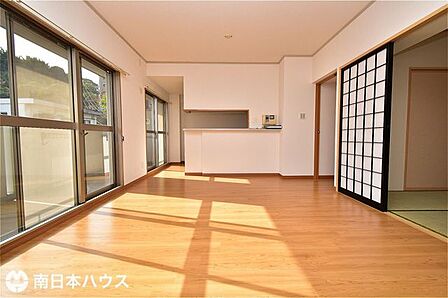 【リビング】12.1帖のリビングです!南向きのバルコニーから明るい日が差します♪