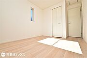 【洋室】5.7帖の洋室です！南西向きの窓から明るい日が差すお部屋です♪全居室の2面に窓あり！