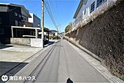 【前面道路】東向きの前面道路幅は約5.1ｍです！団地内の道路で交通量の少ない静かな住環境です♪