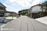 【前面道路】西向きの前面道路幅は約6.5ｍと余裕のある広さです♪交通量も少なく静かな住環境です♪