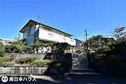 南角地【敷地面積386.91m2(117.04坪)】駐車3台！日当り良好！庭付きのお家です♪