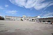 【鹿児島市立星峯東小学校】は、星ヶ峯一丁目にある小学校です。令和6年度の生徒数は238人で、校訓は「ひ と み 　輝 き 独 り 立 ち で き る　星 峯 東 の 子」です。 800m