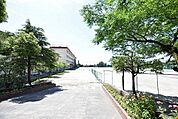【鹿児島市立星峯中学校】は、星ヶ峯四丁目にある1982年開校の中学校です。令和4年度の生徒数は487人で、15クラスあります。校訓は「　ひたすらに求め　ひたすらに進む」です。 1020m