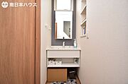 【洗面台】1階トイレ前にある独立洗面台です！来客時も生活感を見せずに使ってもらえます♪