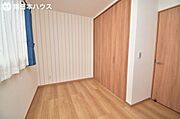 【洋室】4.9帖の洋室です！各居室にクローゼットを備えています♪