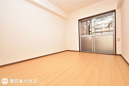 【洋室】6帖の洋室です!全居室収納を完備!クロス、床、建具などをリフォーム済みです♪