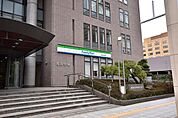 【ファミリーマート鹿児島自治会館店】鹿児島市鴨池新町にあるコンビニです。営業時間　7