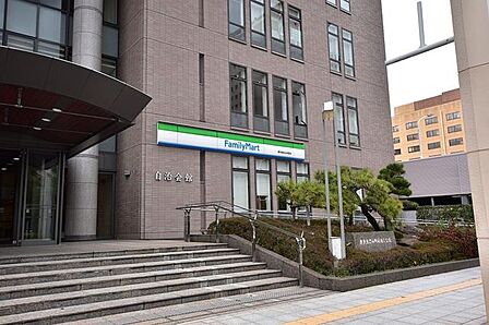 【ファミリーマート鹿児島自治会館店】鹿児島市鴨池新町にあるコンビニです。営業時間 7:00~23:00設備・サービス ATM、マルチコピー機、たばこ、お酒 210m