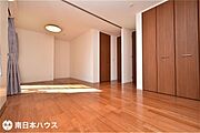 【洋室】1階にある洋室です！可動間仕切りがあるのでご家族構成に合わせて使用できるお部屋です♪