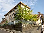 【鹿児島市立武岡小学校】は、武岡2丁目に位置する1976年創立の小学校です。令和3年度の生徒数は319人で、14クラスあります。校訓は「よく考える　けじめをつける　やりぬく」です。 310m