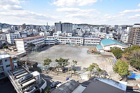 【鹿児島市立城南小学校】は、城南町に位置する1930年創立の小学校です。令和3年度の生徒数は248人で、13クラスあります。校訓は「元気よく なかよく 考える」です。 100m