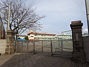 【鹿児島市立天保山中学校】は、下荒田2丁目に位置する1948年創立の中学校です。令和3年度の生徒数は397人で、14クラスあります。校訓は「自主・好学・友愛・健康」です。 950m