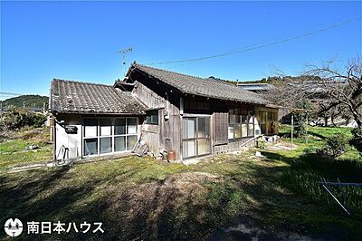 外観：北西向き道路【敷地面積1101.43m2(333.18坪)】建築条件なし！建物解体渡しです♪