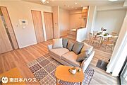 【リビング】15.7帖のリビングです！全面リフォーム済みで即入居可能です♪