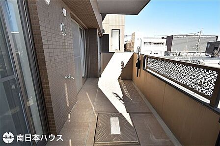 【バルコニー】東向きのバルコニーです!物干し金具や外水栓もあります♪