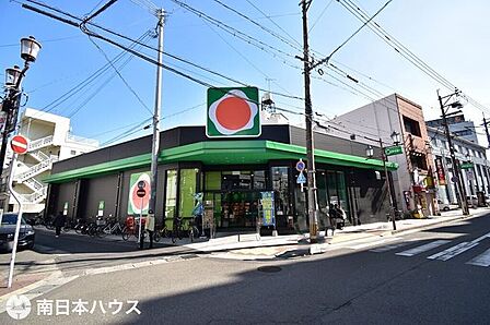 【タイヨー銀座店】は、鹿児島市千日町11番17号に位置する松原本通り近くのスーパーです。取扱品目は主に「生鮮食品・日配品・一般食品・日用雑貨・お酒」です。 490m