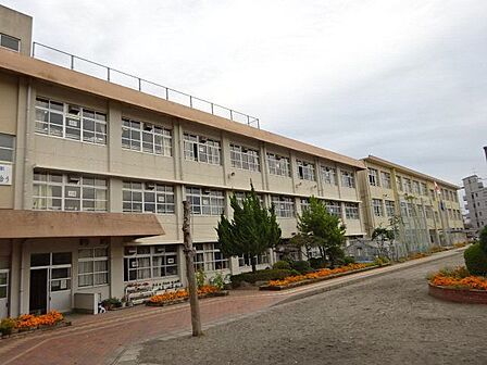 八幡小学校【鹿児島市立八幡小学校】は、下荒田3丁目に位置する1876年創立の小学校です。令和3年度の生徒数は632人で、26クラスあります。校訓は「考える がんばる 助け合う」です。 770m