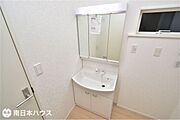 【洗面台】ミラー内側の収納スペースは、ティッシュBOXも収納可能♪可変トレイは取り外して洗えます！