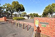 【桜ヶ丘中央公園】鹿児島市桜ヶ丘4丁目にある公園です。駐車場、トイレ、グラウンド、テニスコート、遊具あり 350m