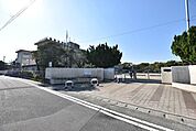 【桜丘西小学校】昭和53年開校。エリアは桜ヶ丘1から4丁目全域校訓はよく考える子　　　　思いやりのある子ねばり強い子　　　　元気な子 490m