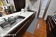 【キッチン】勝手口付きのキッチン！食器洗浄乾燥機や床下収納庫も備えています♪