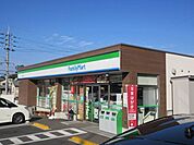 【ファミリーマート吉野小前店】飲食品、日用品を取扱うコンビニエンスストアー 660m
