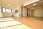 【リビング】16.6帖のリビングです！南西角部屋なので2面に窓があり日当たり、通風良好です♪