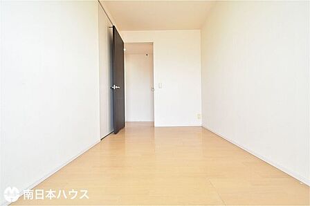 【洋室】5.4帖の洋室です!全居室に収納を完備!西向きのバルコニーに面したお部屋です♪