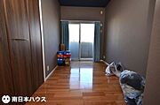 【洋室】5帖の洋室です！北向きのバルコニーに面しています♪