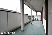 【バルコニー】南西向きのバルコニーです！幅広で日当たり良好なので洗濯物もたくさん干せます♪