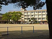 【鹿児島市立武小学校】は、武1丁目に位置する1937年創立の小学校です。令和3年度の生徒数は555人で、23クラスあります。校訓は「かしこく　うつくしく　たくましく」です。 1000m