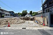 北東向き道路【敷地面積109.14m2(33.01坪)】駐車2台！同仕様の建物見学が可能です♪