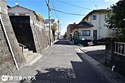 【前面道路】東南向きの前面道路幅は約4.5ｍです！団地内の道路で交通量が少なく静かな住環境です♪