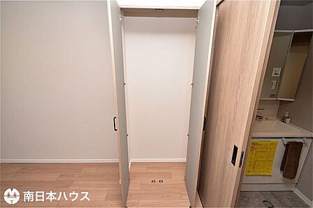 【キッチン収納】大容量の収納がキッチン横にあります!