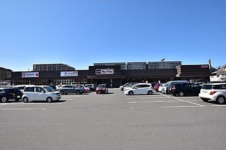 【マックスバリュ上荒田店】鹿児島市上荒田町にあるスーパーです。24時間営業ドラッグイレブンとキャンドゥを併設しています。クリーニング店、コインランドリーもあります。 700m