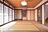 和室：【和室】1階の8帖和室です！床の間や仏間があります！南西向きの窓に面してます♪