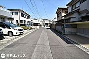 【前面道路】北西向きの前面道路幅は約6ｍと広々です！団地内の道路で交通量も少なく静かな住環境です♪
