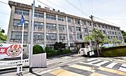 【鹿児島市立広木小学校】は、広木1丁目に位置する1965年創立の小学校です。令和3年度の生徒数は675人で、28クラスあります。校訓は「つよく　かしこく　心豊かな子」です。 1000m