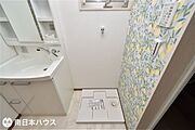 【洗濯機置場】洗濯パン付き！湿気が溜まりやすい洗面所には小窓付きで自然換気が出来ます♪