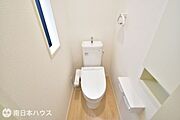 【トイレ】温水洗浄便座機能付きのトイレです！収納もあり、トイレットペーパーや掃除道具を収納可能♪