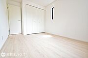 【洋室】6帖の洋室です！全居室2面に窓があり通風良好な間取りです♪収納も完備！