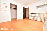 【洋室】7帖の洋室です！ウォークインクローゼット付きのお部屋です♪洋室も漆喰、無垢材を使用しています♪