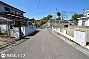 【前面道路】南西向きの前面道路幅は約6ｍです！交通量の少ない静かな住環境です♪