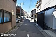 【前面道路】東向きの前面道路は一方通行の道路なので市街地ですが交通量が少ないです♪
