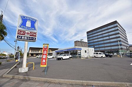 【ローソン与次郎二丁目店】鹿児島市与次郎2丁目にあるコンビニです。設備・サービス ATM、駐車場、イートイン、バリアフリートイレ、お酒、たばこ、まちかど厨房、無印良品、マルチコピー機 400m