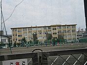 甲南中学校【鹿児島市立甲南中学校】は、高麗町に位置する1947年創立の中学校です。令和3年度の生徒数は379人で、13クラスあります。校訓は「自主・共同・創造」です。 1300m