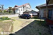 【外観】敷地内外観です！1981年8月築：6DK木造2階建ての家があります。