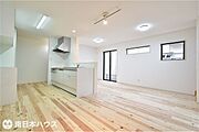 【リビング】18.7帖のリビングです！フルリノベーション済みで新築のような内外装に仕上がりました♪