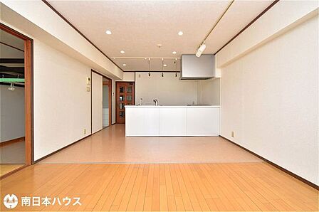 【リビング】東向きのバルコニーに面した明るい室内です♪室内程度良好です♪